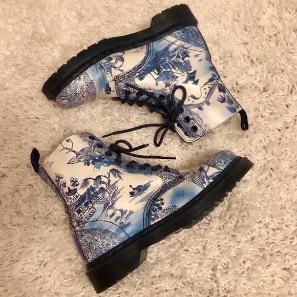 Dr. Martens Willow Cristal Suede - Picture 6 of 8